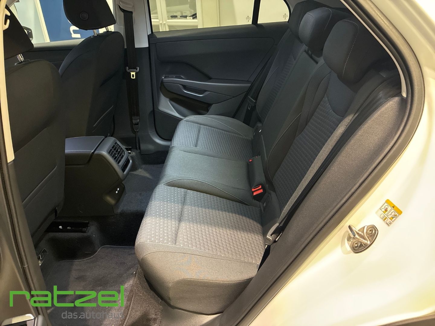 Fahrzeugabbildung Volkswagen T-Roc LIFE 1.5 eTSI DSG 8-fach+PDC+SHZ+LED+Klima