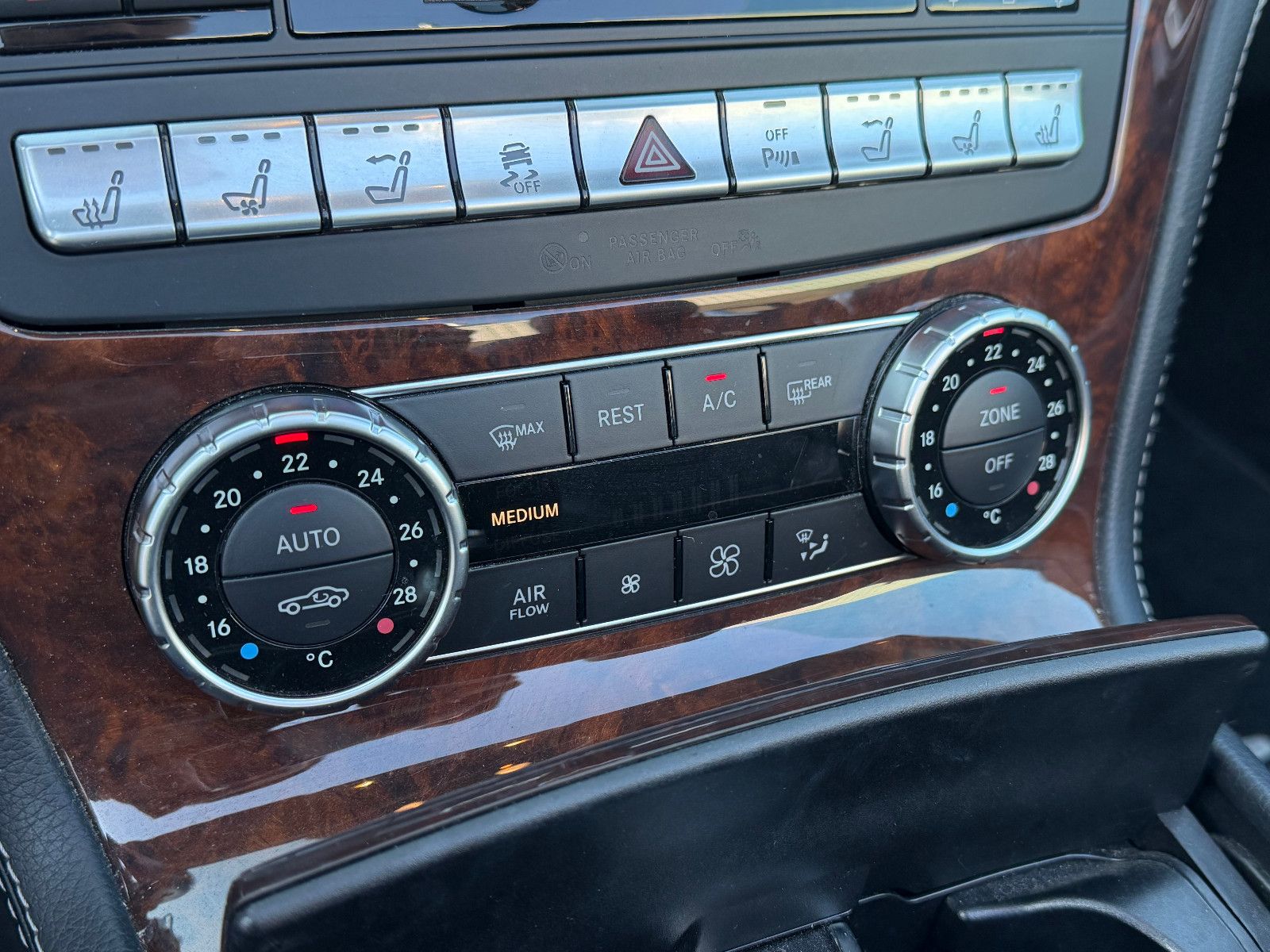 Fahrzeugabbildung Mercedes-Benz SL 350 /AMG/HARMAN-KARDON/MEMORY/T-WINKEL