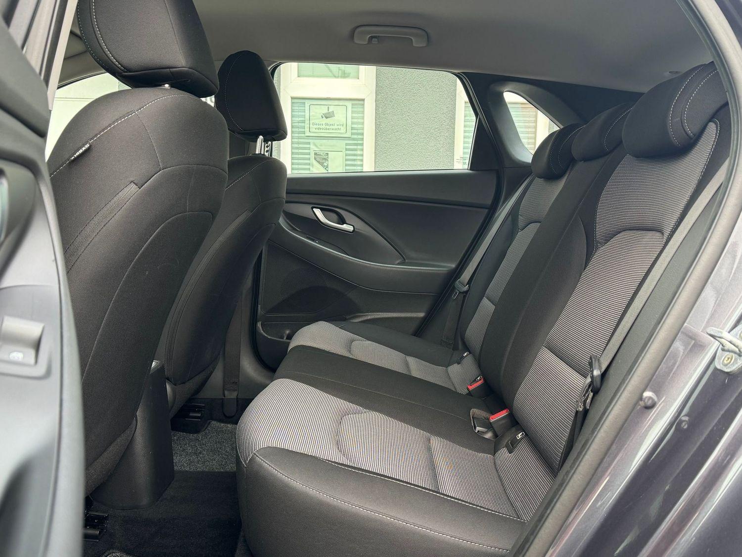 Hyundai i30 Select Kamera CarPlay Navi SHZ Tempom.