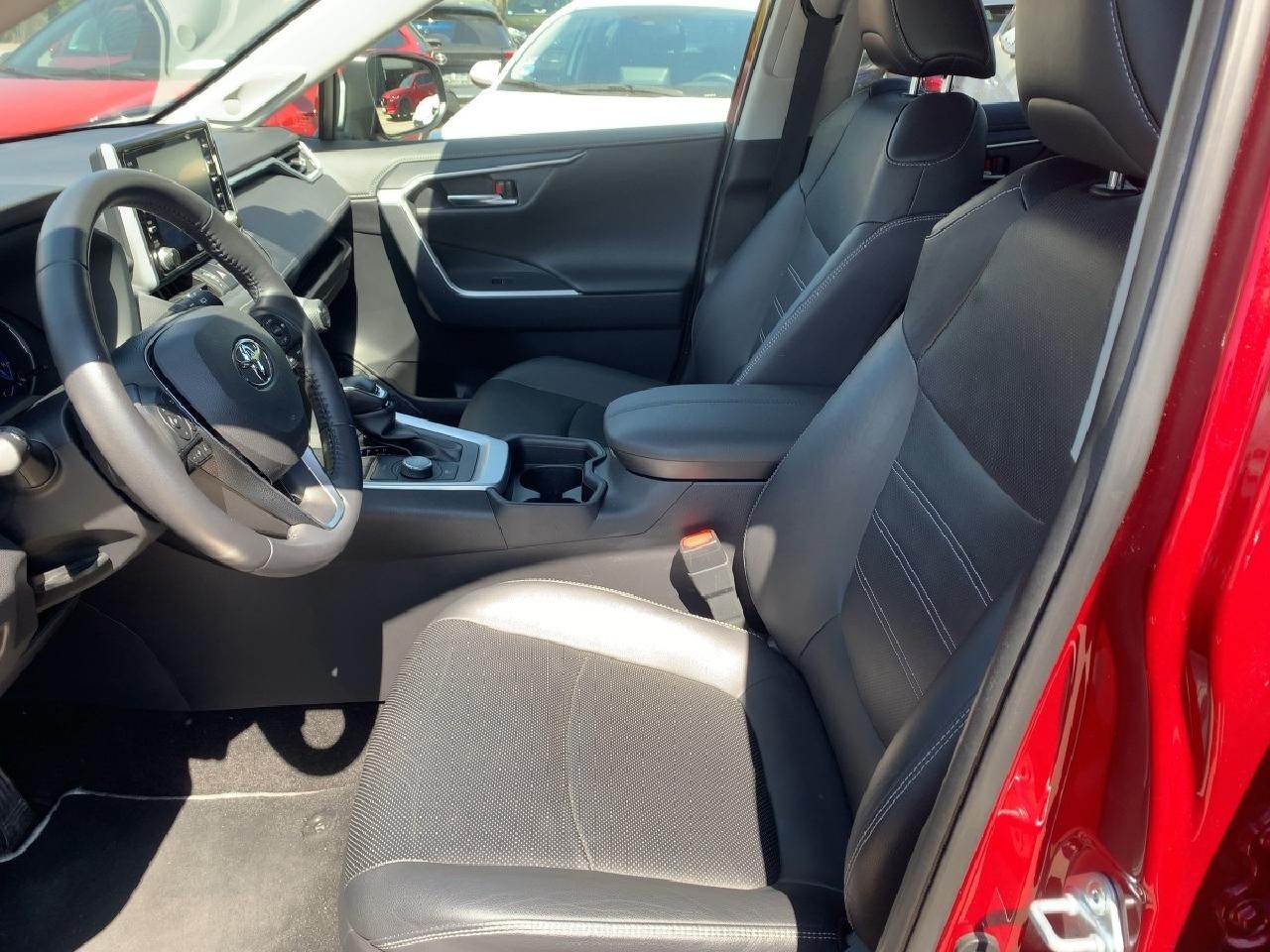 Fahrzeugabbildung Toyota RAV 4 2,5l Hybrid 4x4 Lounge
