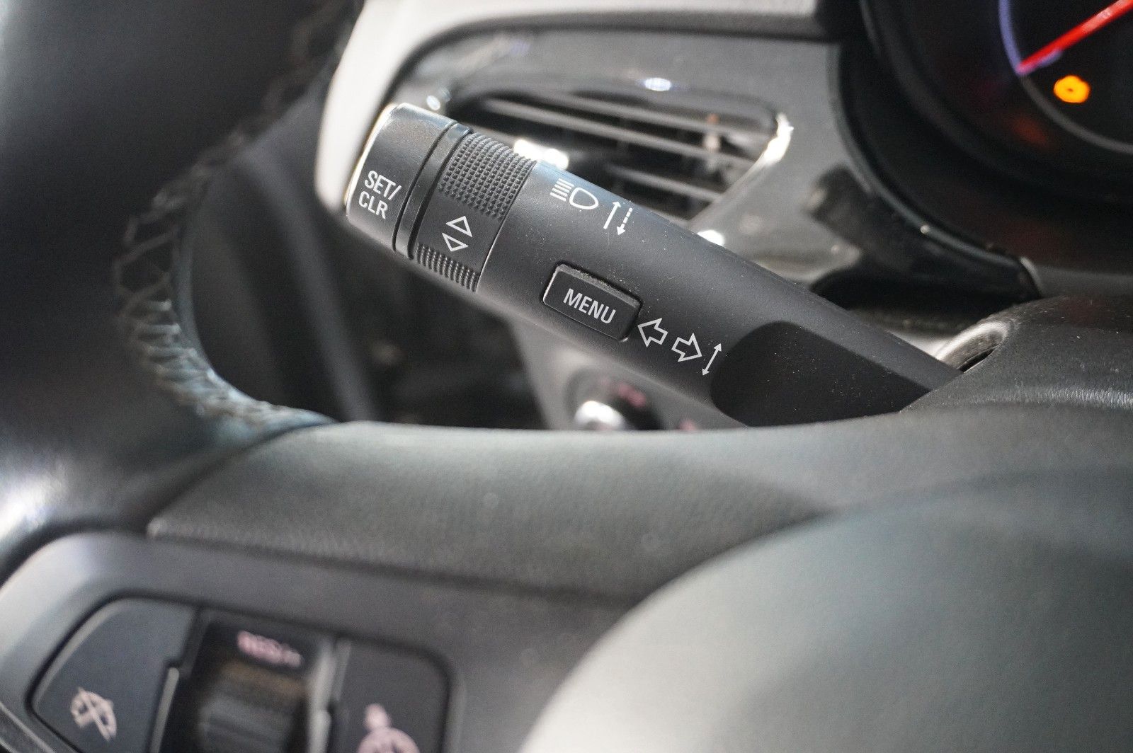 Fahrzeugabbildung Opel Corsa E 1.4 120 JAHRE 5-TÜR NAVI/SHZ/KAMERA/TEMP