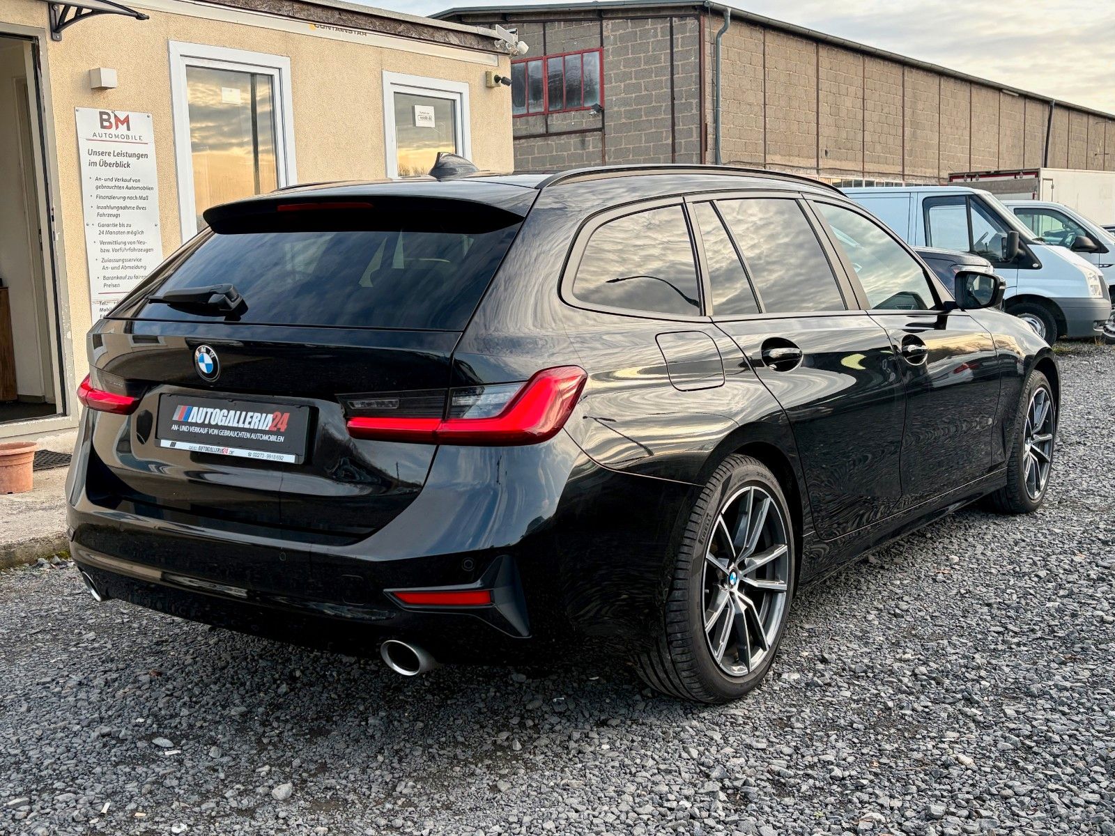 Fahrzeugabbildung BMW 320d Tour Aut Navi LED SPORTSITZE Leder AHK 1.HD