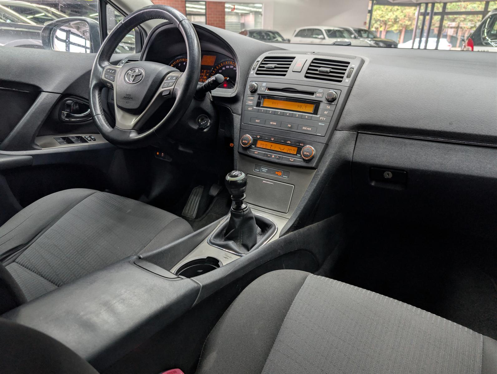 Toyota Avensis 2010 — photo 20