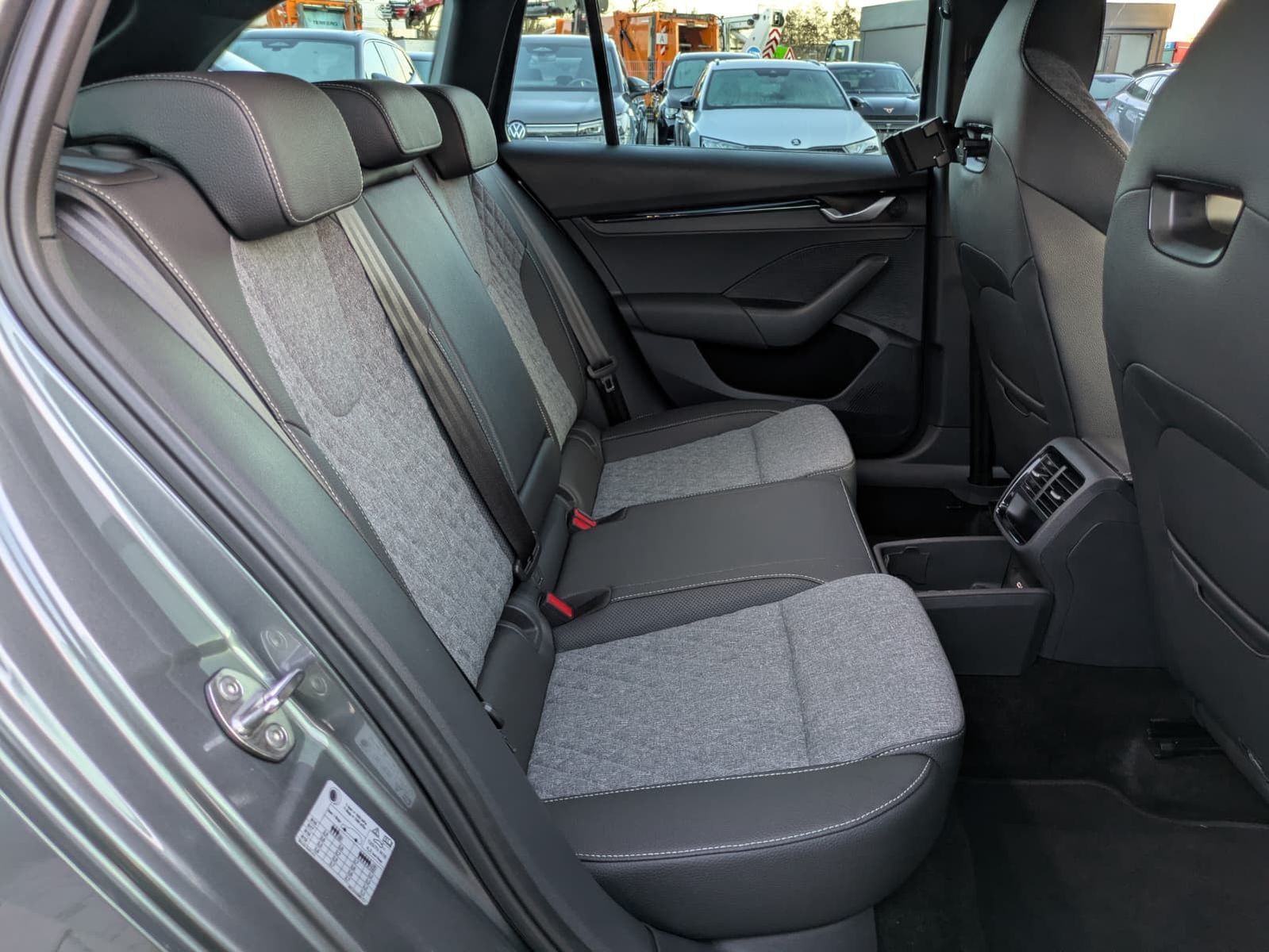Fahrzeugabbildung SKODA Octavia 1.5 DSG Sportline PANO*MATRIX*AHK*5J.GAR