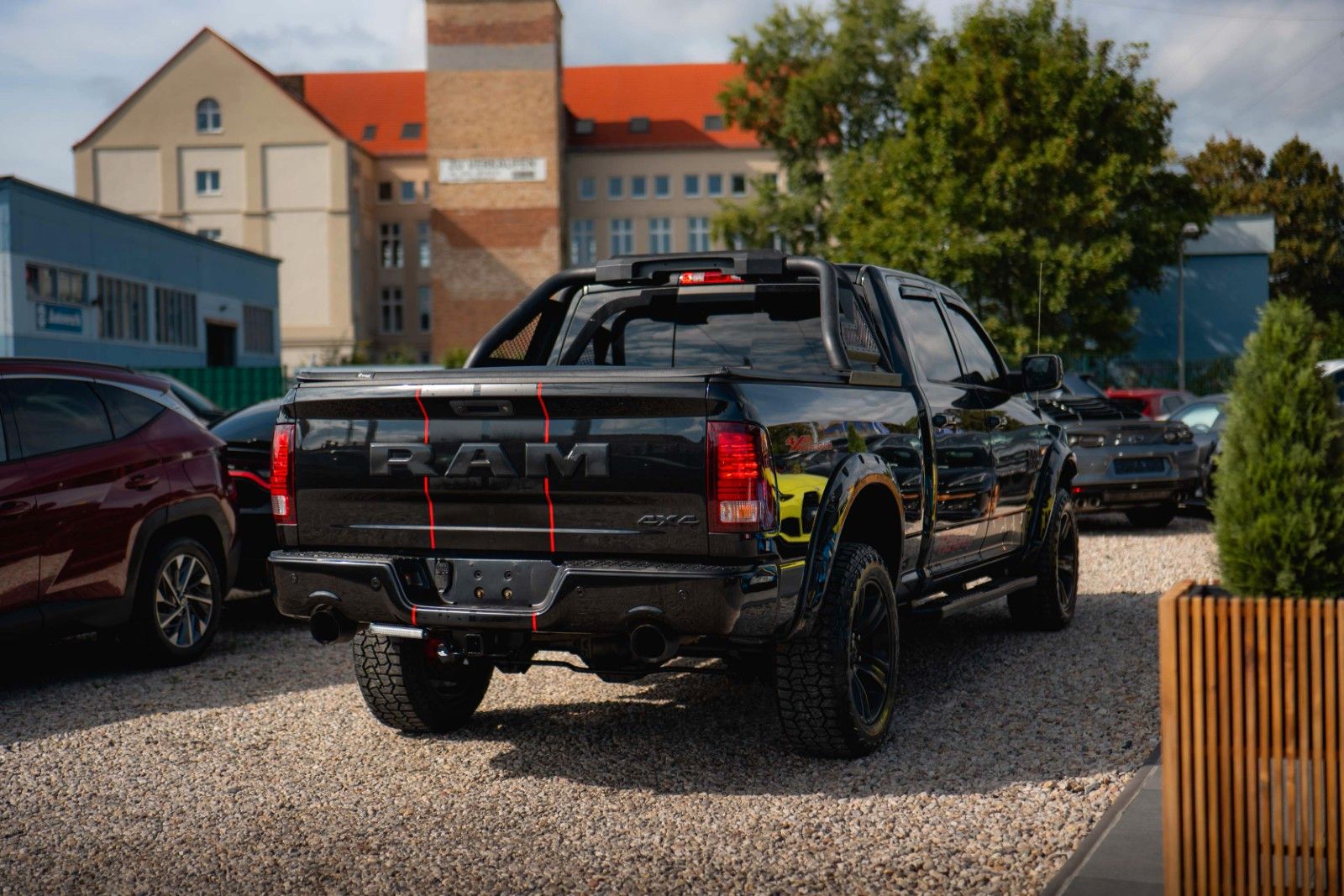 Fahrzeugabbildung Dodge RAM 5.7 V8 HEMI 4x4 OFFROAD Night-Paket LONGBED