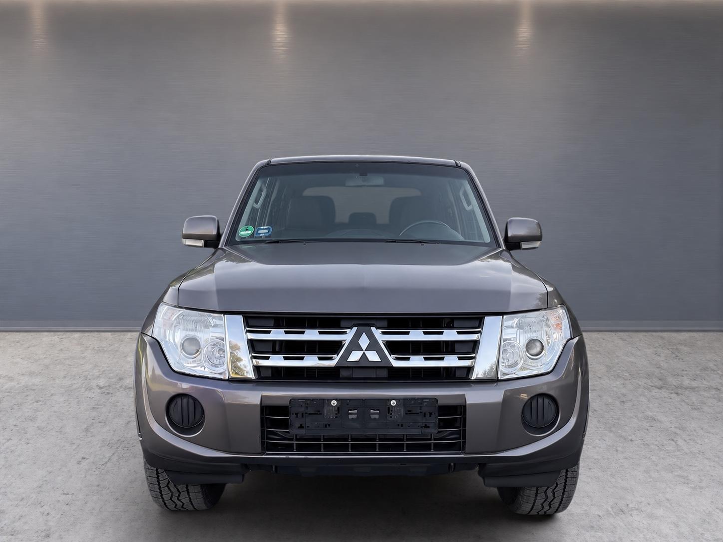 Mitsubishi Pajero 3.2 DI-D 200 ch • 3 portes • 4x4 • Boîte manuelle • Attelage