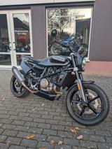 Husqvarna Svartpilen 701 + Akra - HUSQVARNA SVARTPILEN 701