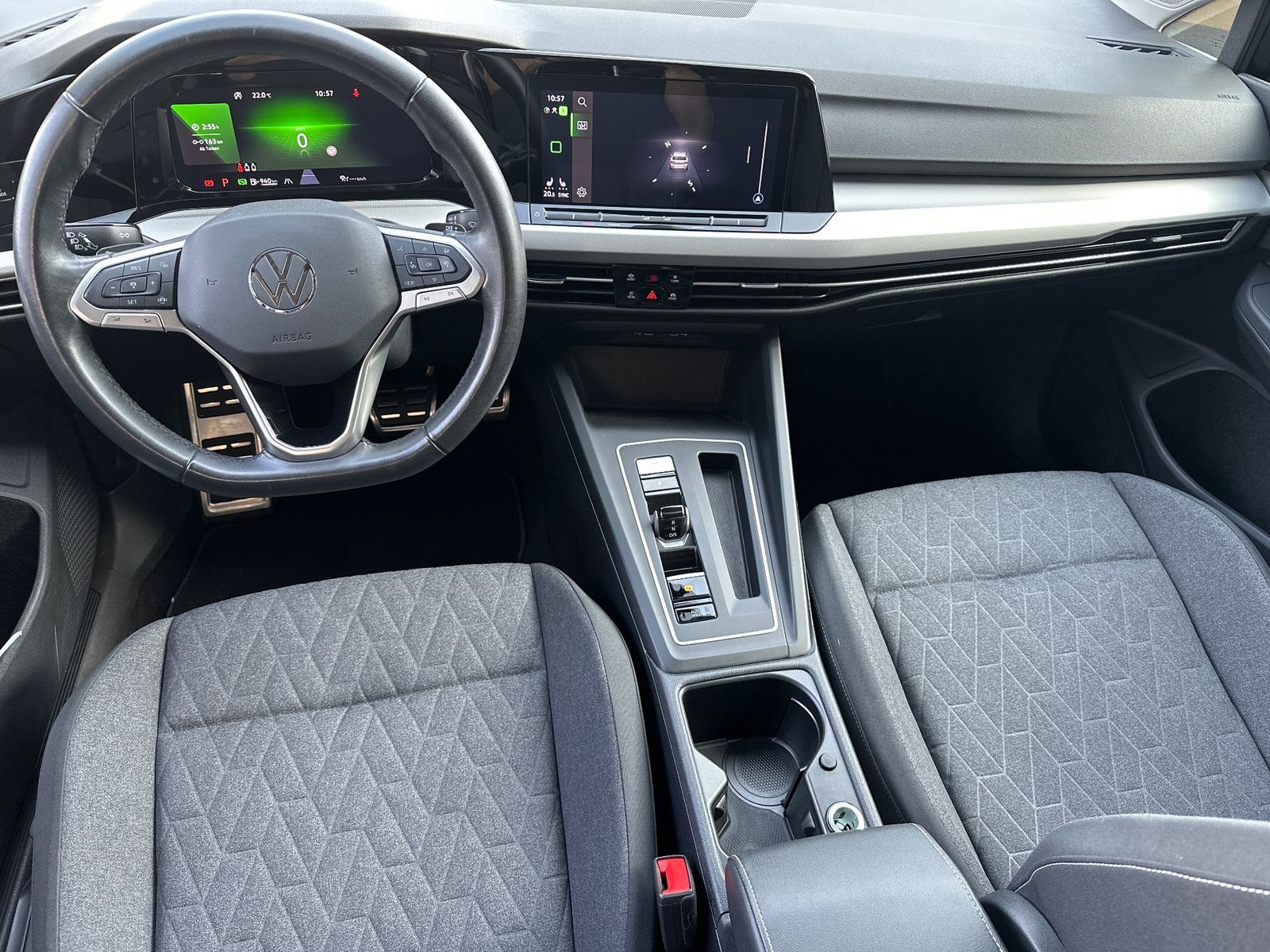 Fahrzeugabbildung Volkswagen Golf VIII 2.0 TDI DSG MOVE NAV+LED+PANO+AHK+HUD