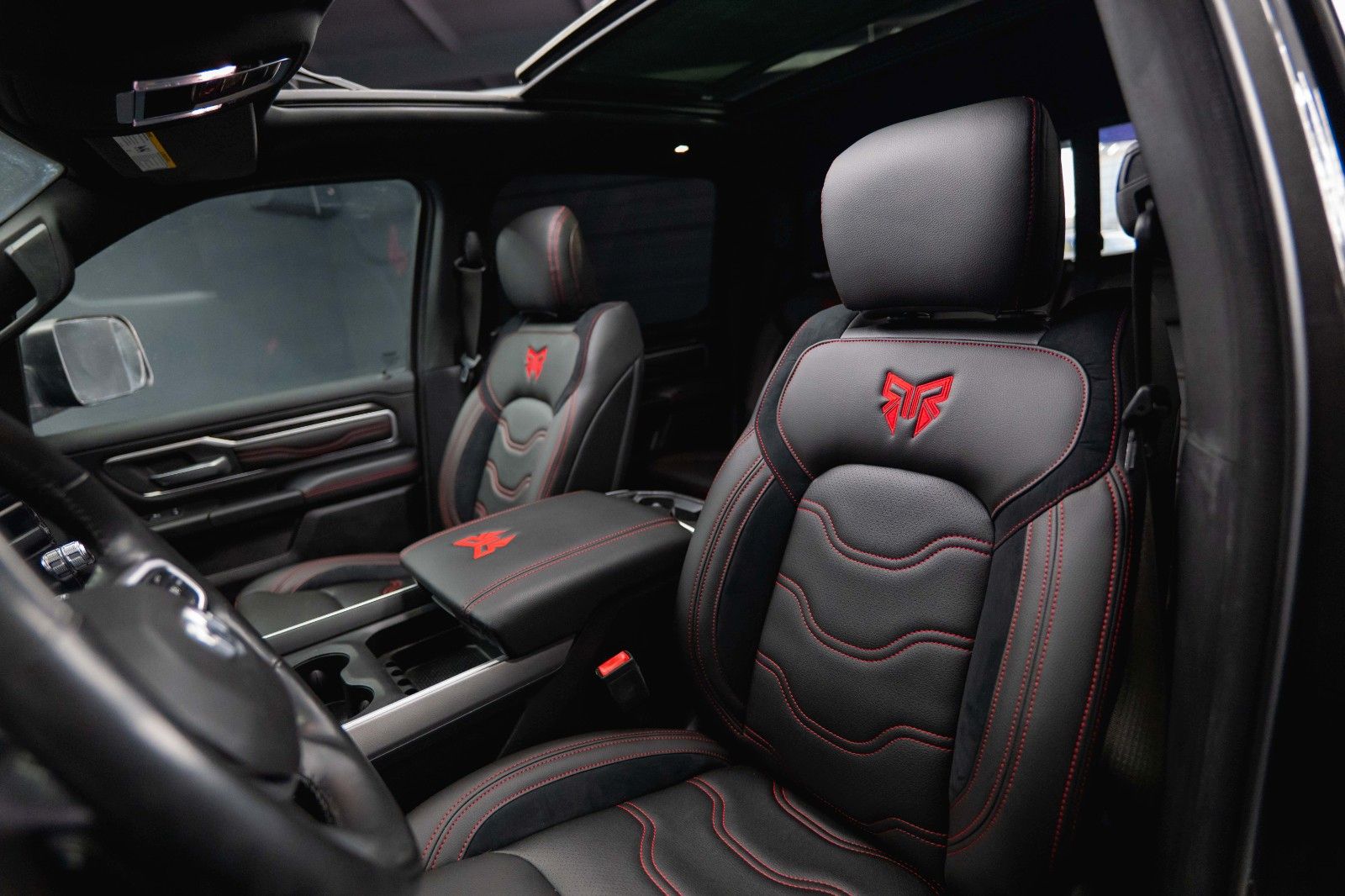 Fahrzeugabbildung Dodge RAM 5.7 V8 HEMI 4x4 OFFROAD Night-Edition *Pano*