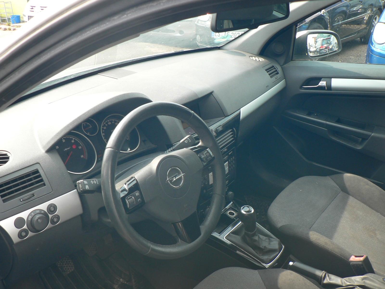 Opel Astra 2010 — photo 8