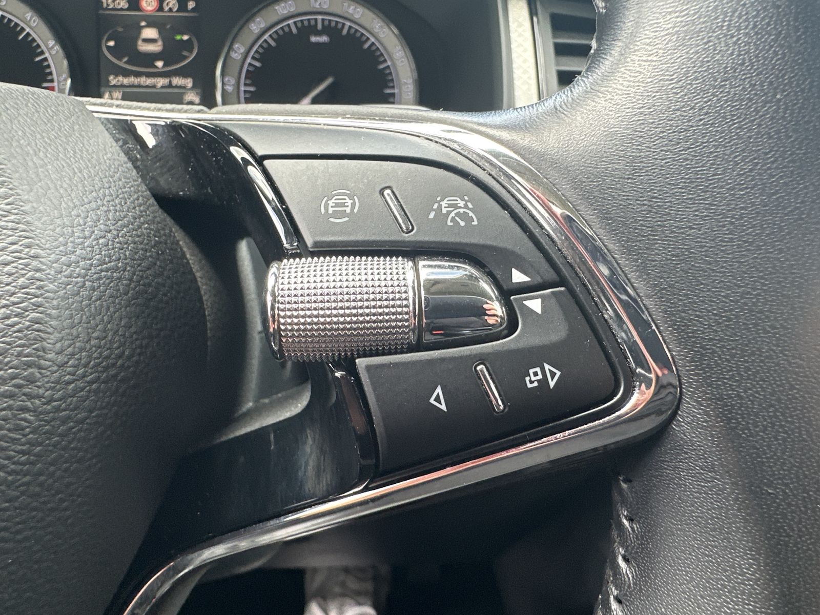 Fahrzeugabbildung SKODA Kodiaq 2.0 TDI DSG Clever NAV+LED+ACC+AHK+SHZ+PP
