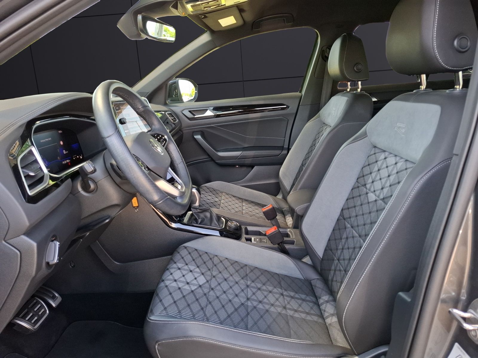 Fahrzeugabbildung Volkswagen T-Roc TSI R-Line DSG 4M Matrix Navi AID ACC Park