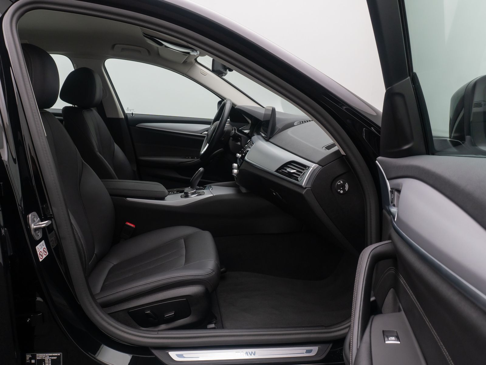 Fahrzeugabbildung BMW 530d Alarm FernlichtAss DAB Kamera 4xKlima WLAN