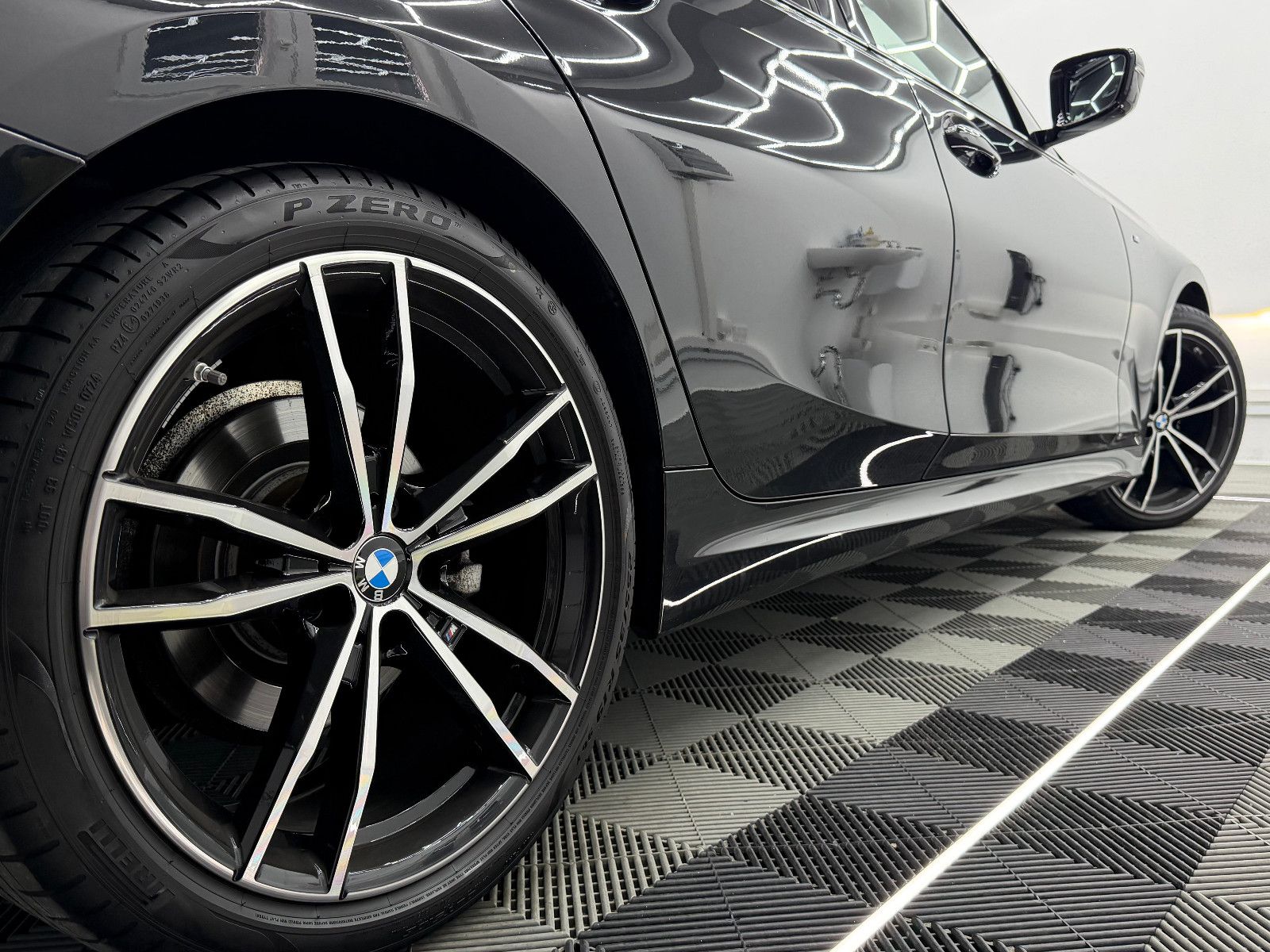 Fahrzeugabbildung BMW 320d xDrive M-SPORT/STZHG/AHK/DRIVING ASS+/DISPL