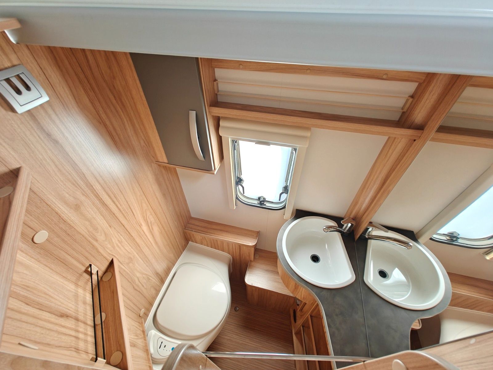Fahrzeugabbildung HYMER / ERIBA / HYMERCAR Feeling 425 Schlafdach - SPRING SALE -