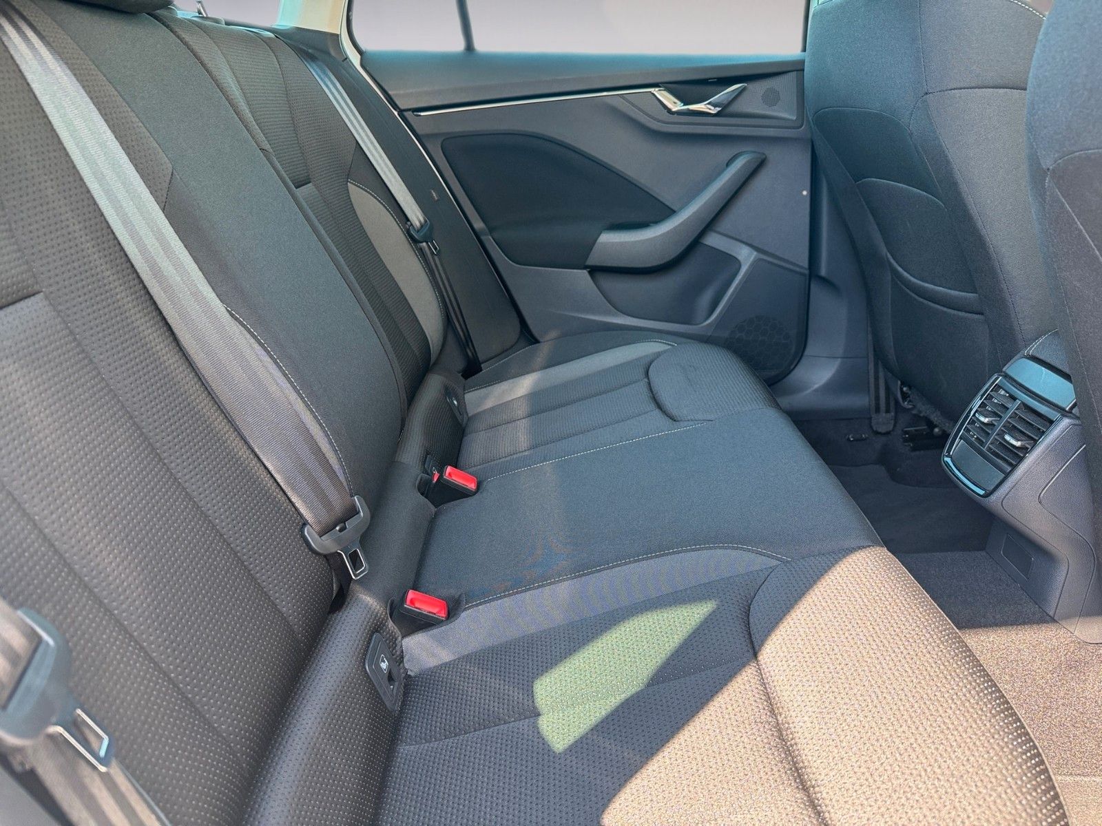 Fahrzeugabbildung SKODA Kamiq Ambition Tour 1.5 TSI