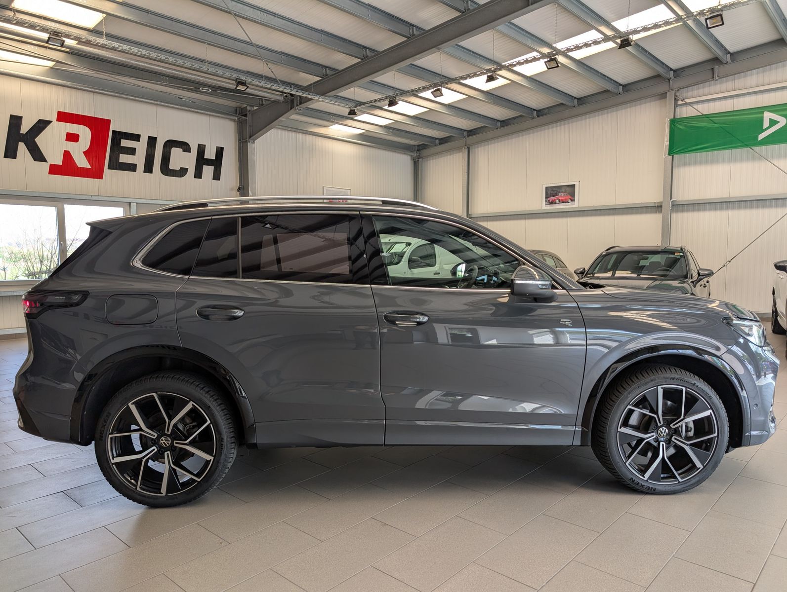 Fahrzeugabbildung Volkswagen Tiguan 2.0TDI R-Line 4M Pano H/K AHK Matrix 20"