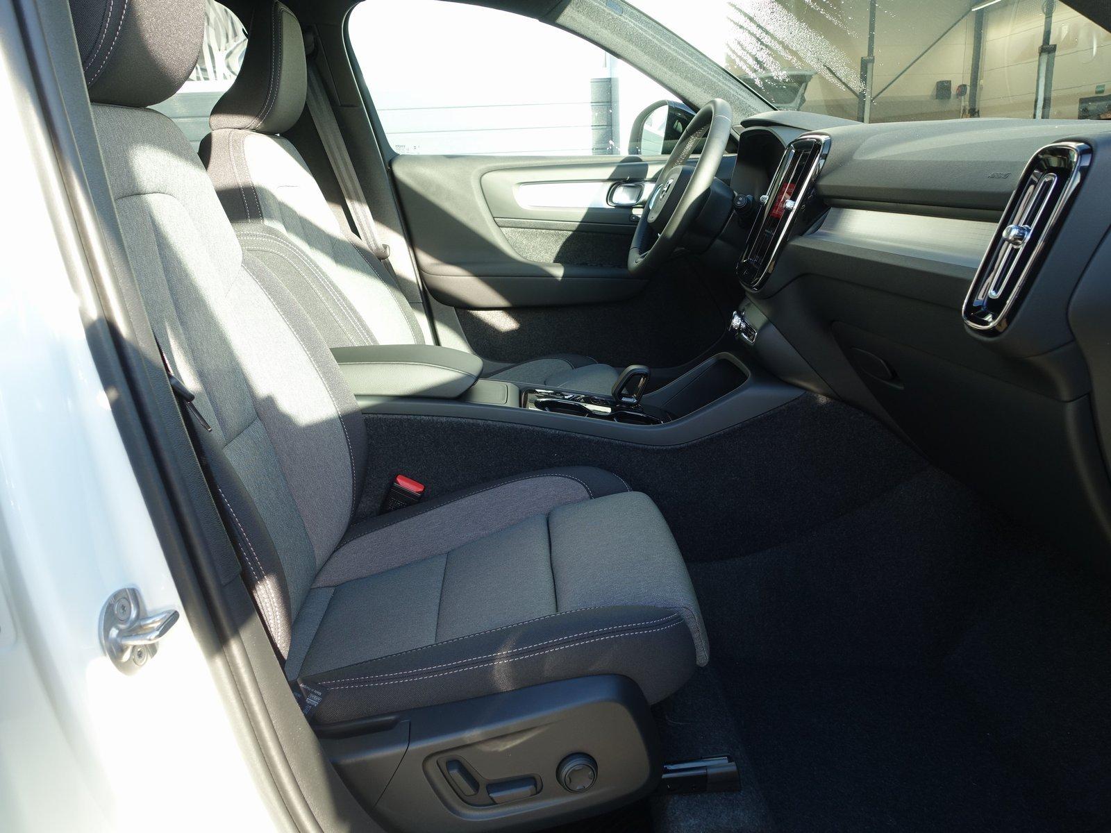 Volvo XC40 Black Edition Plus B3/E-Sitze/H&K