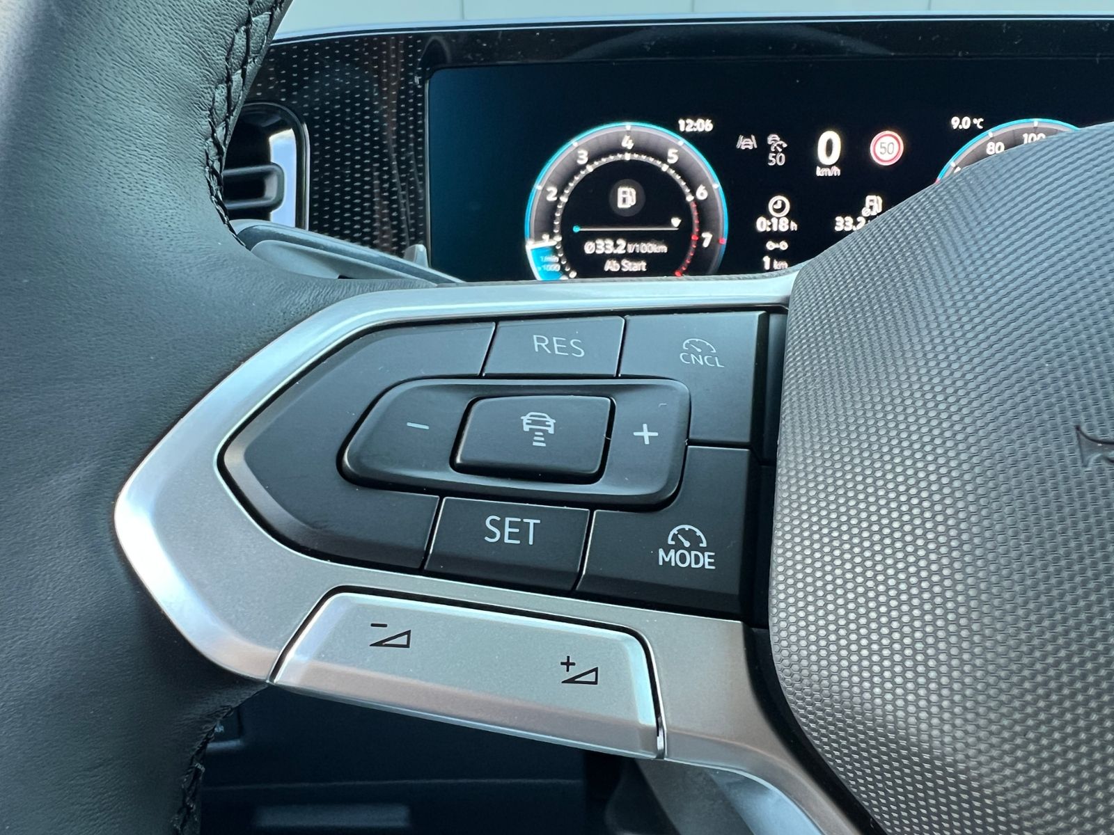 Fahrzeugabbildung Volkswagen Tiguan LIFE 1.5 eTSI DSG *AHK, LED Plus, Kamera,