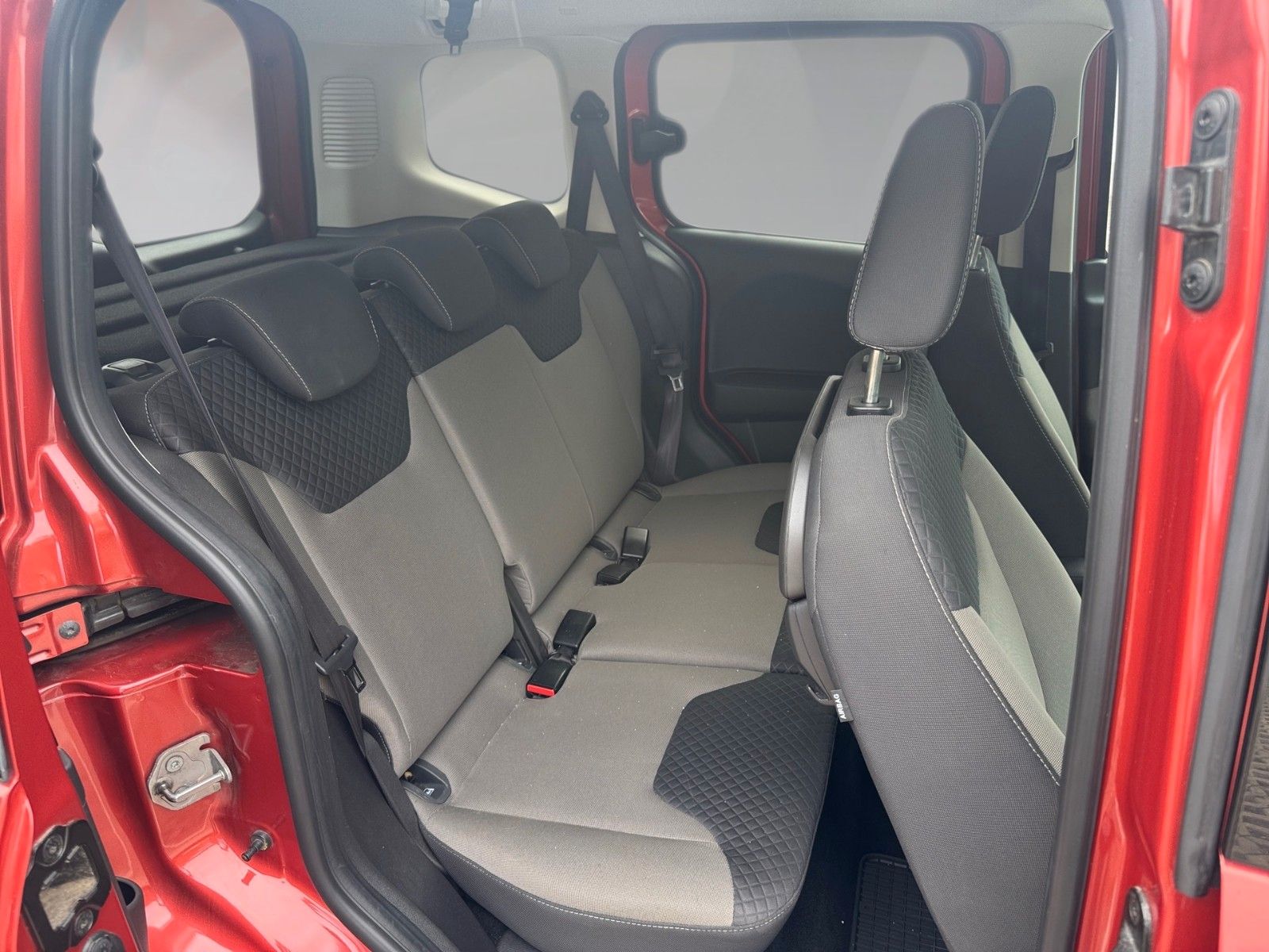 Ford Tourneo Courier Titanium – Bild 11