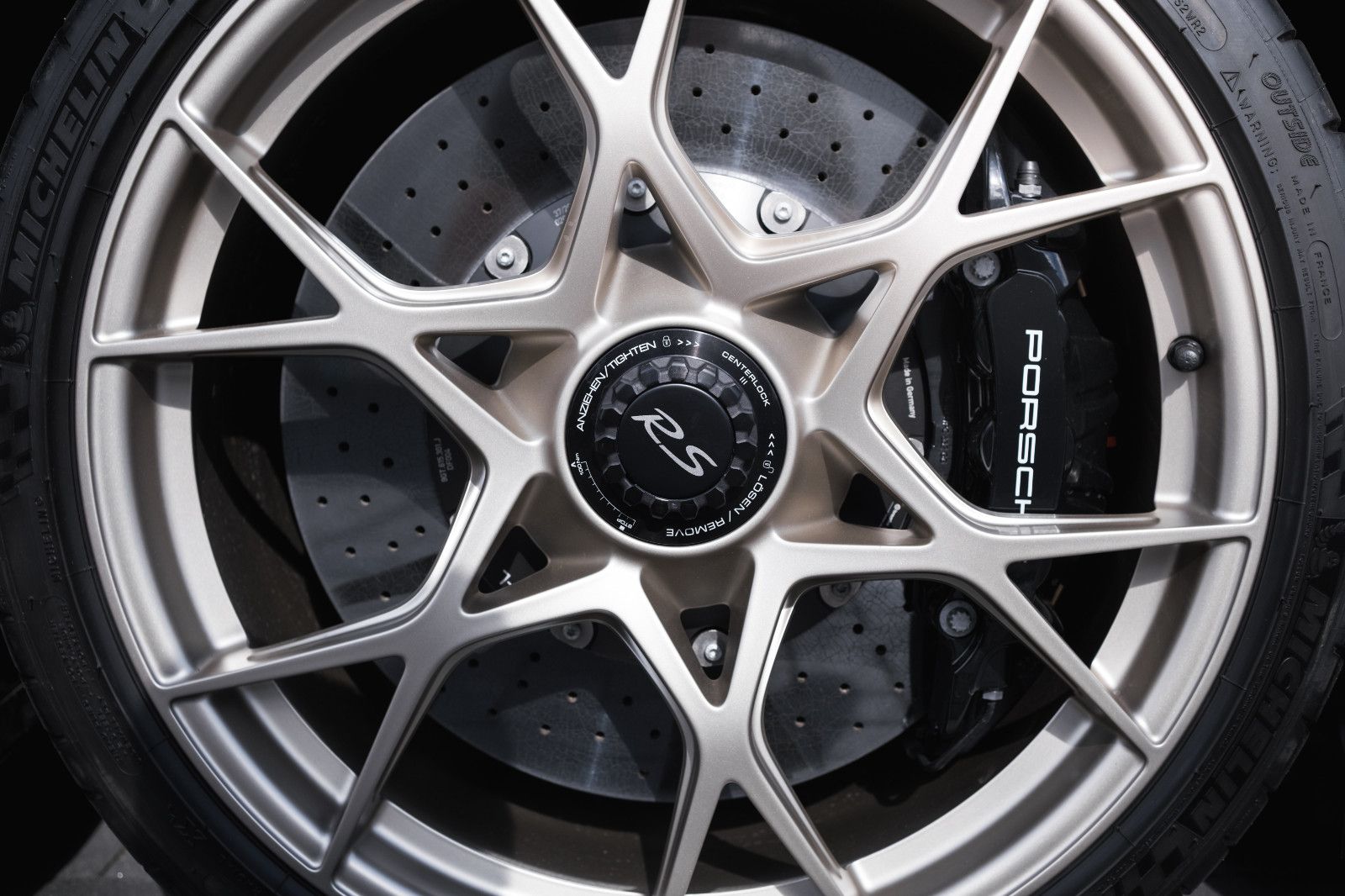 Fahrzeugabbildung Porsche 718 GT4 RS-PTS-Sonderwunsch-Weissach-Lift