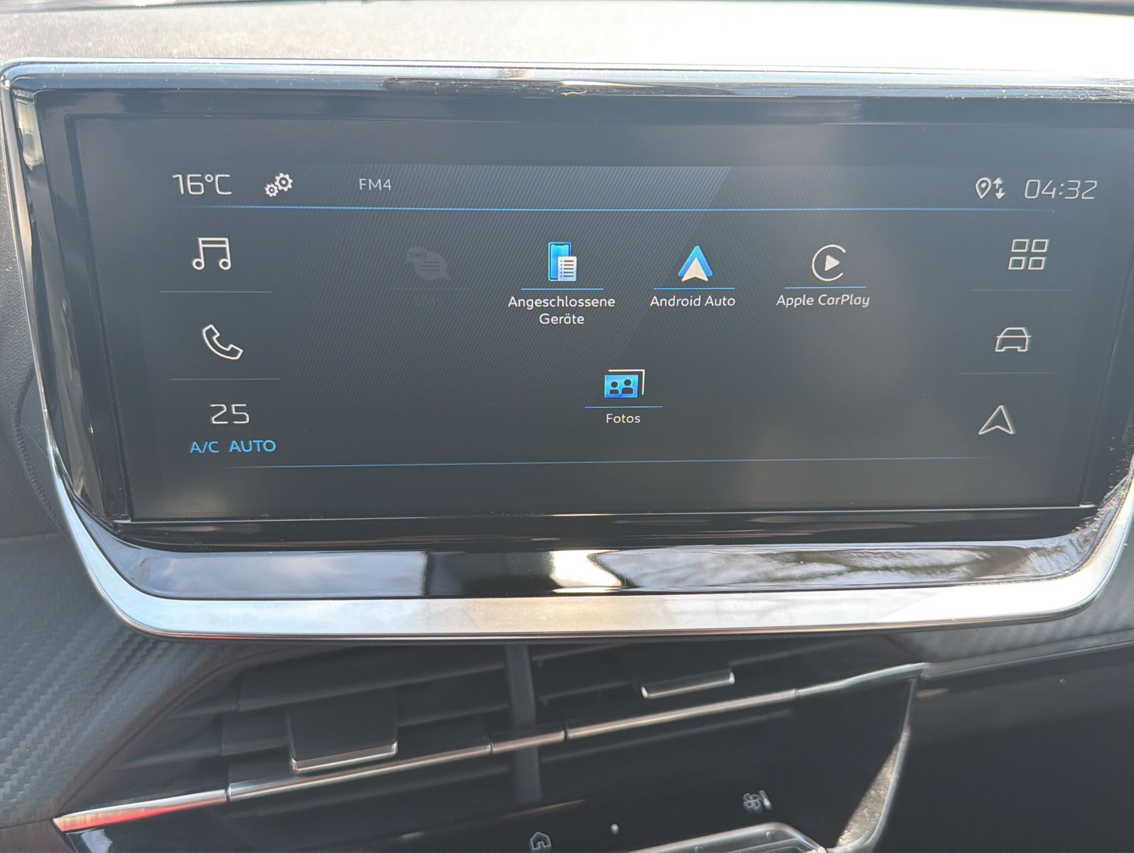 Fahrzeugabbildung Peugeot 2008 Hybrid 136 PS Style