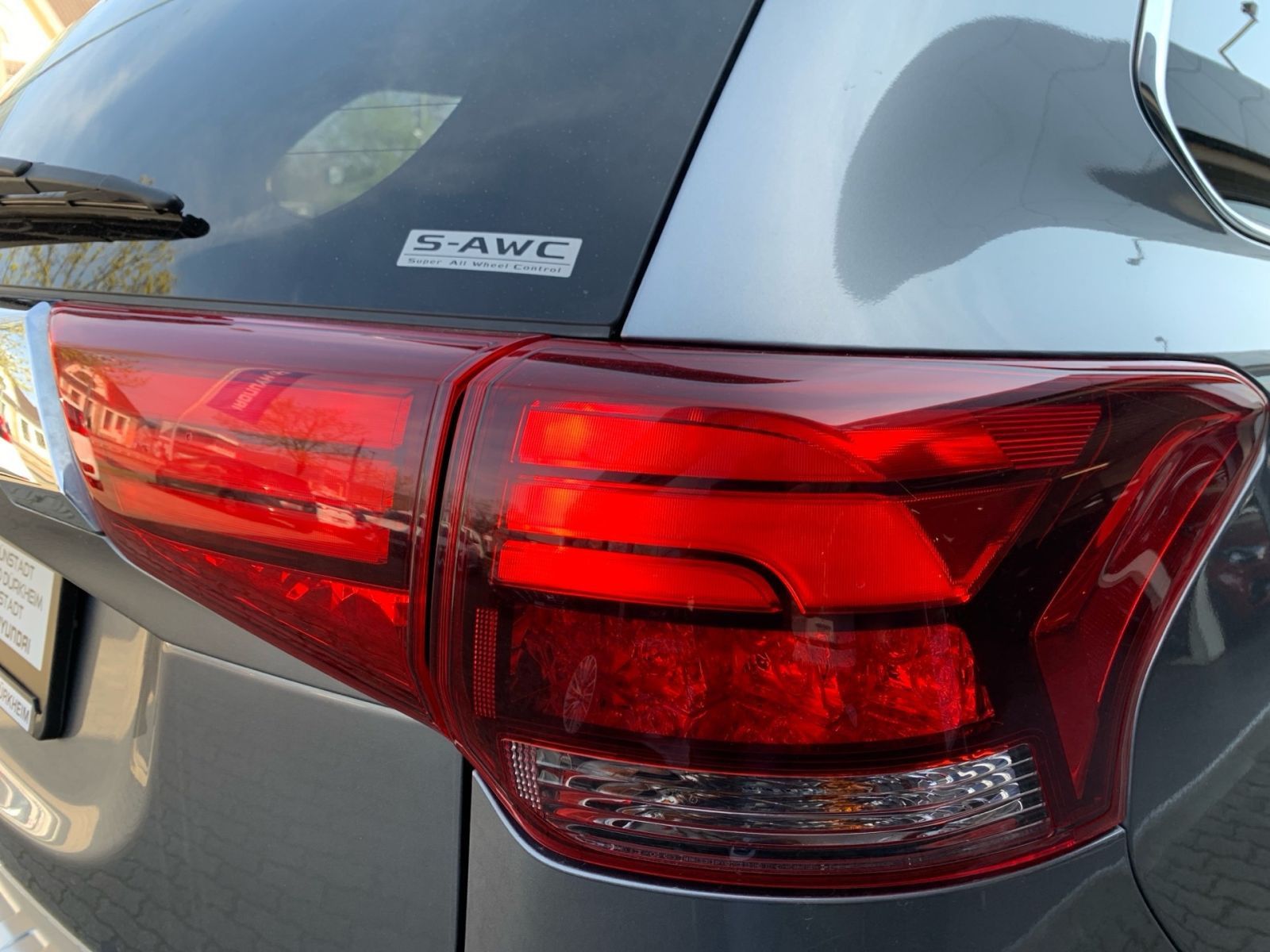 Fahrzeugabbildung Mitsubishi Outlander 2.4 PHEV Plug-in Hybrid Basis Spirit 4