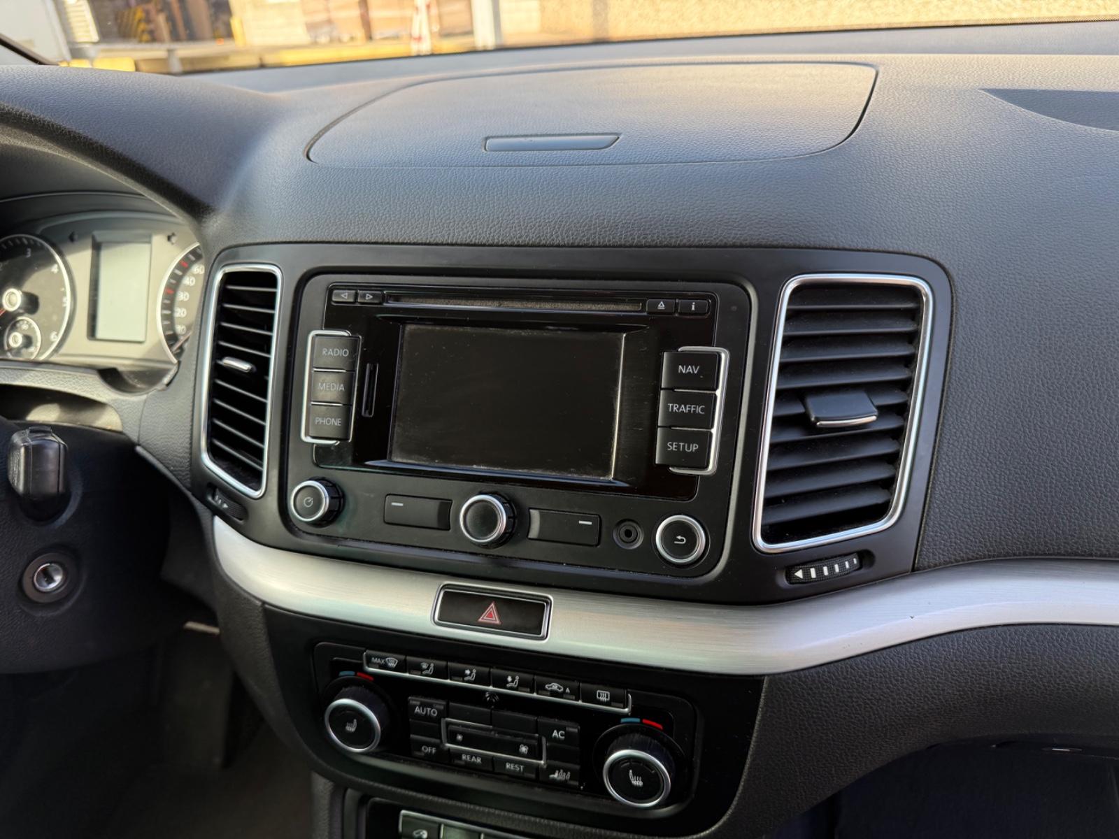 Volkswagen Sharan 2011 — photo 11