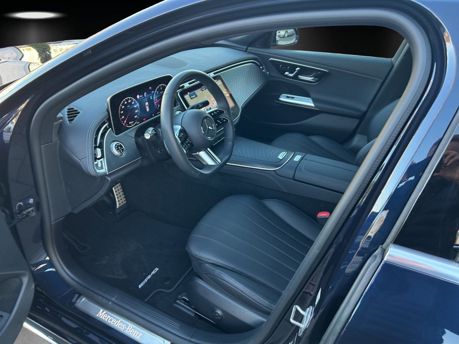 Fahrzeugabbildung Mercedes-Benz E220d T AMG Adva+ DISTRO Pano AHK Sitzklim KeyGo