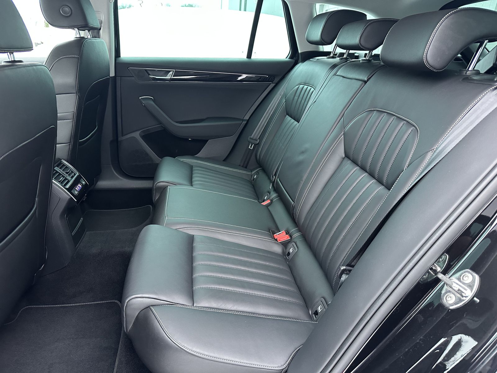 Fahrzeugabbildung SKODA Superb Combi 2.0 TSI DSG L&K NAV+LED+KAM+19ZO+VC