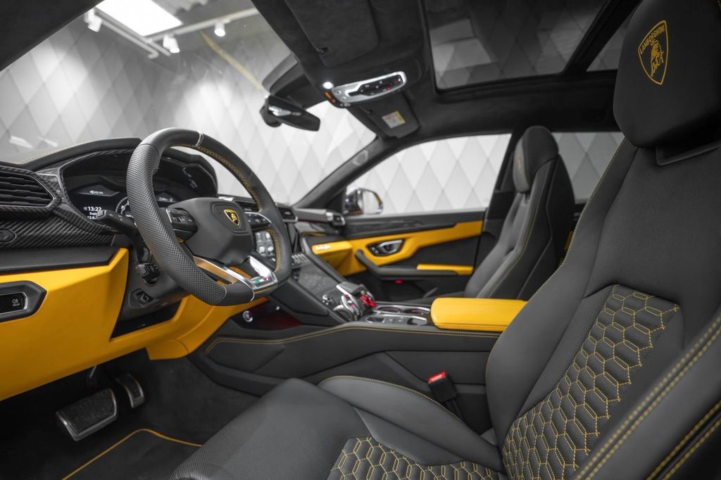 Urus 4.0 V8 S YELLOW/BLACK YELLOW PANO B&O - Bild 13