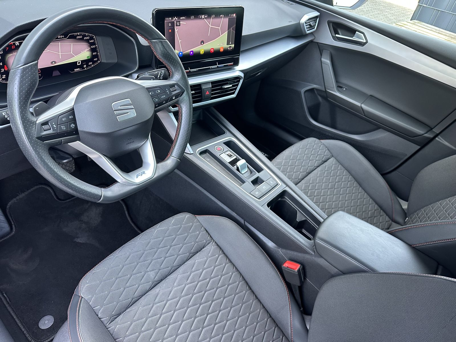 Fahrzeugabbildung SEAT Leon 1.5 eTSI DSG FR NAV+LED+KAMERA+18ZO+LHZ+VC