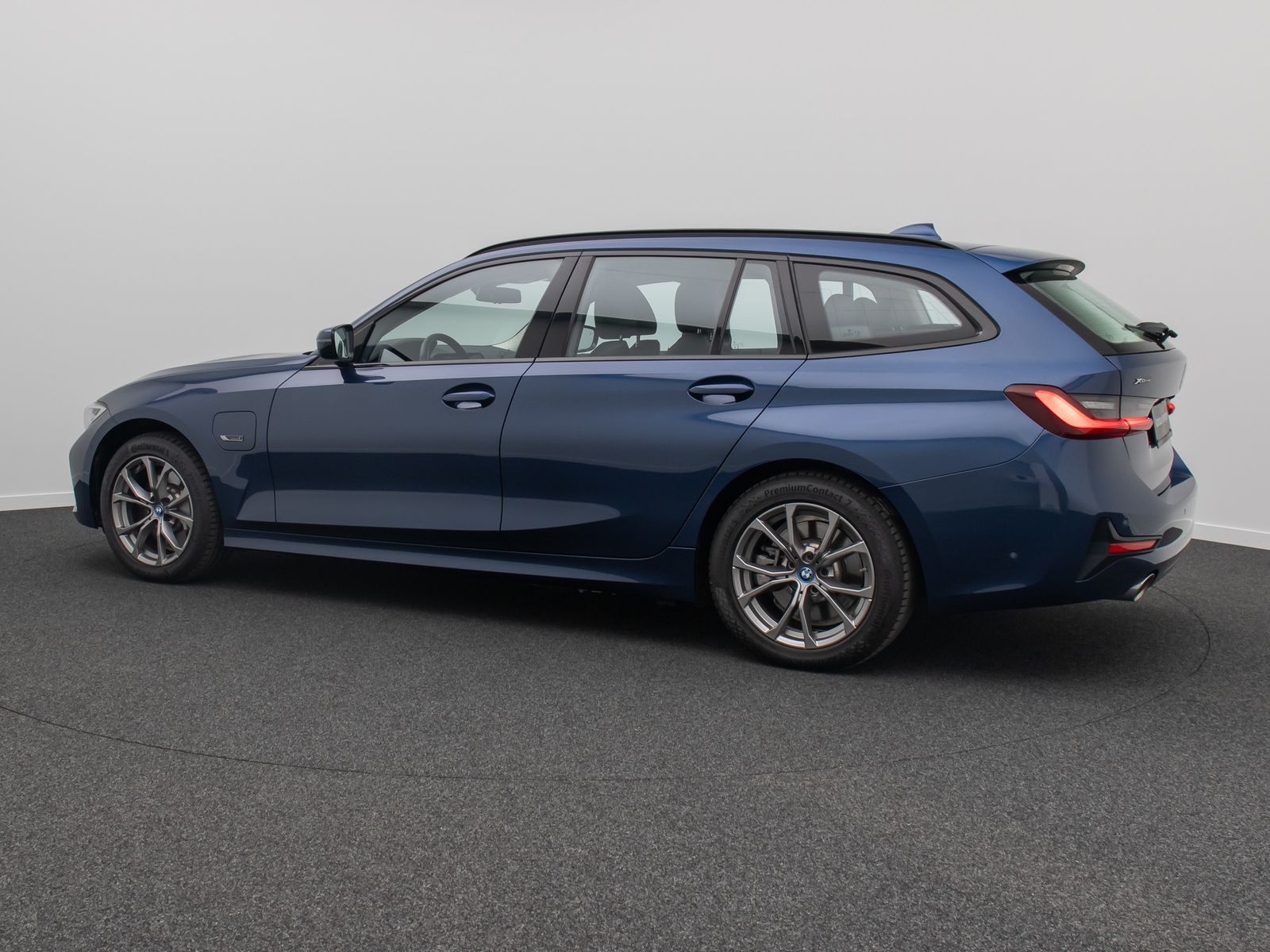 Fahrzeugabbildung BMW 330e xD Sport Line ACC Kamera DAB AHK Panorama