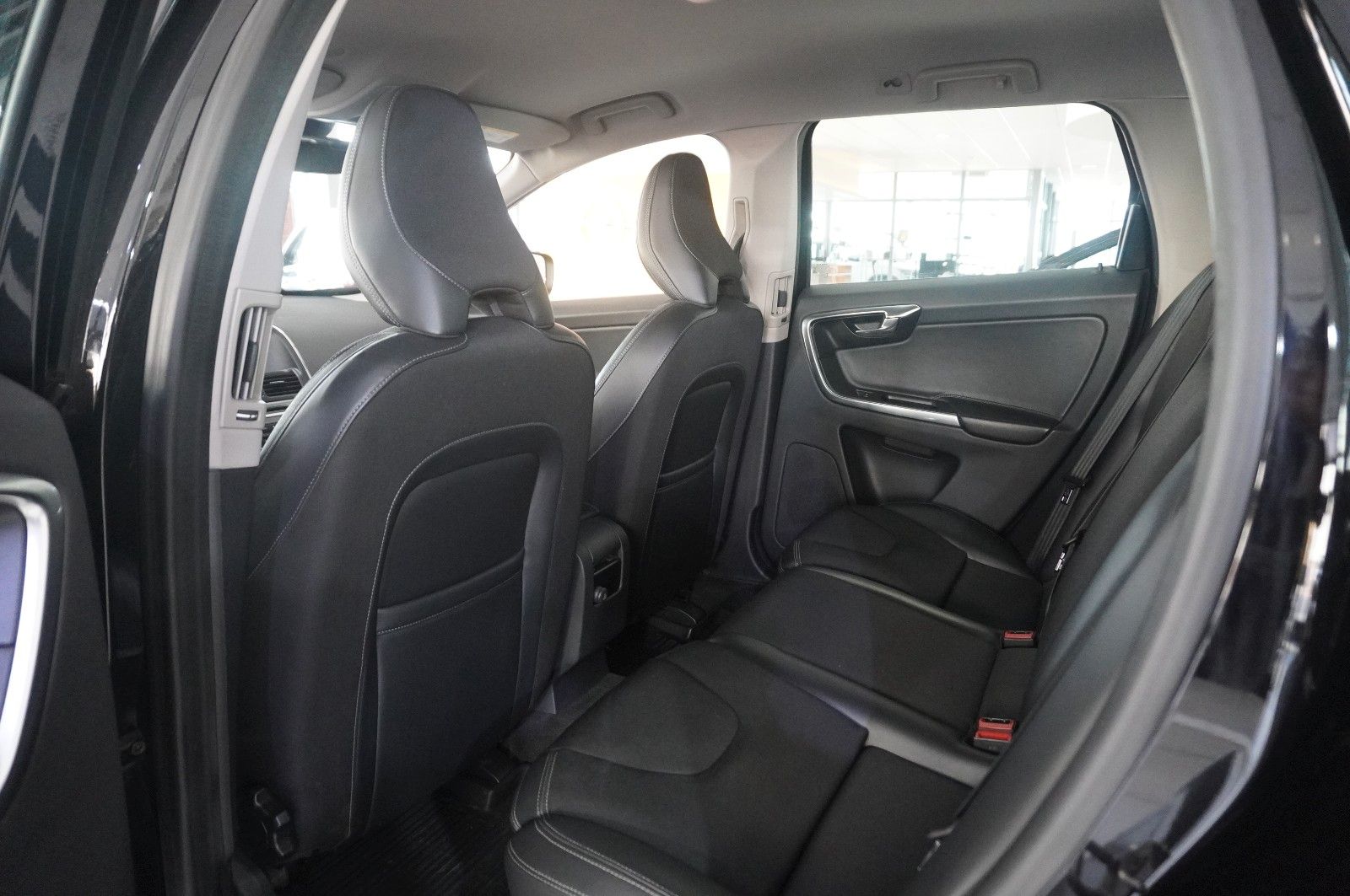 Fahrzeugabbildung Volvo XC 60 MOMENTUM 2WD NAVI/BI-XENON/SHZ/KAMERA/TEMP