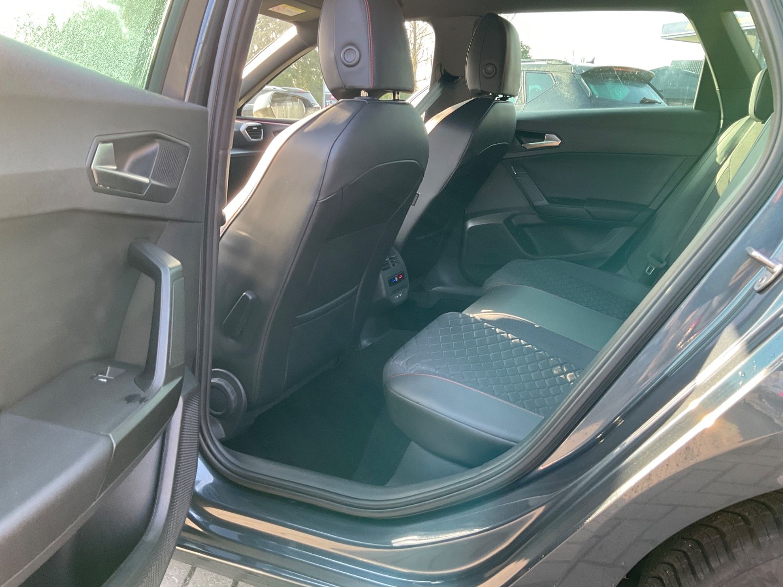 Fahrzeugabbildung SEAT Leon 1.5 eTSI,FR,DSG,ACC,Kamera,Carplay,