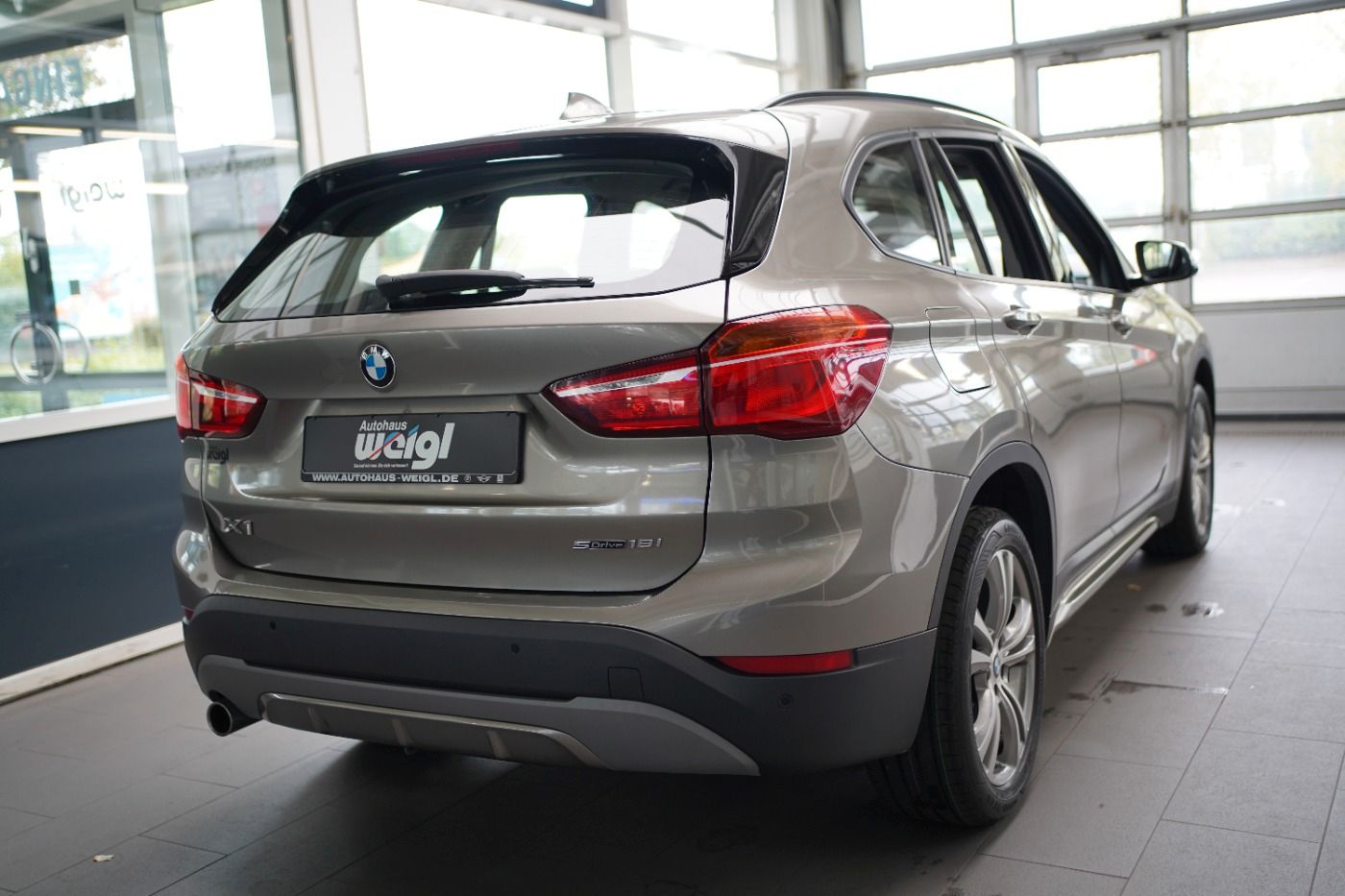 Fahrzeugabbildung BMW X1 18i Sport Line +AHK+Sportsitze+Parkassistent+