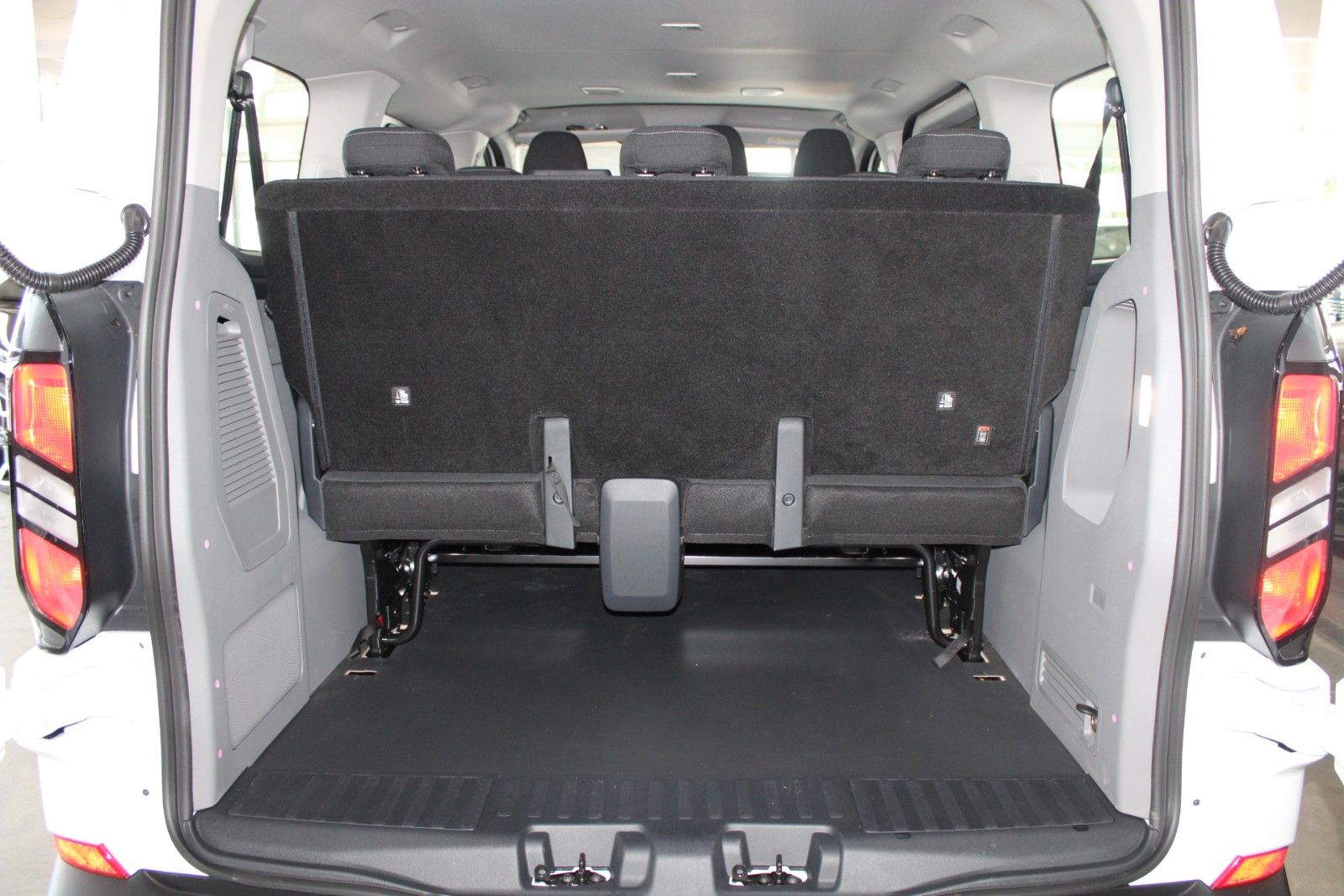 Fahrzeugabbildung Ford Transit Custom Kombi Trend 9-Sitzer LED NAVI CAM