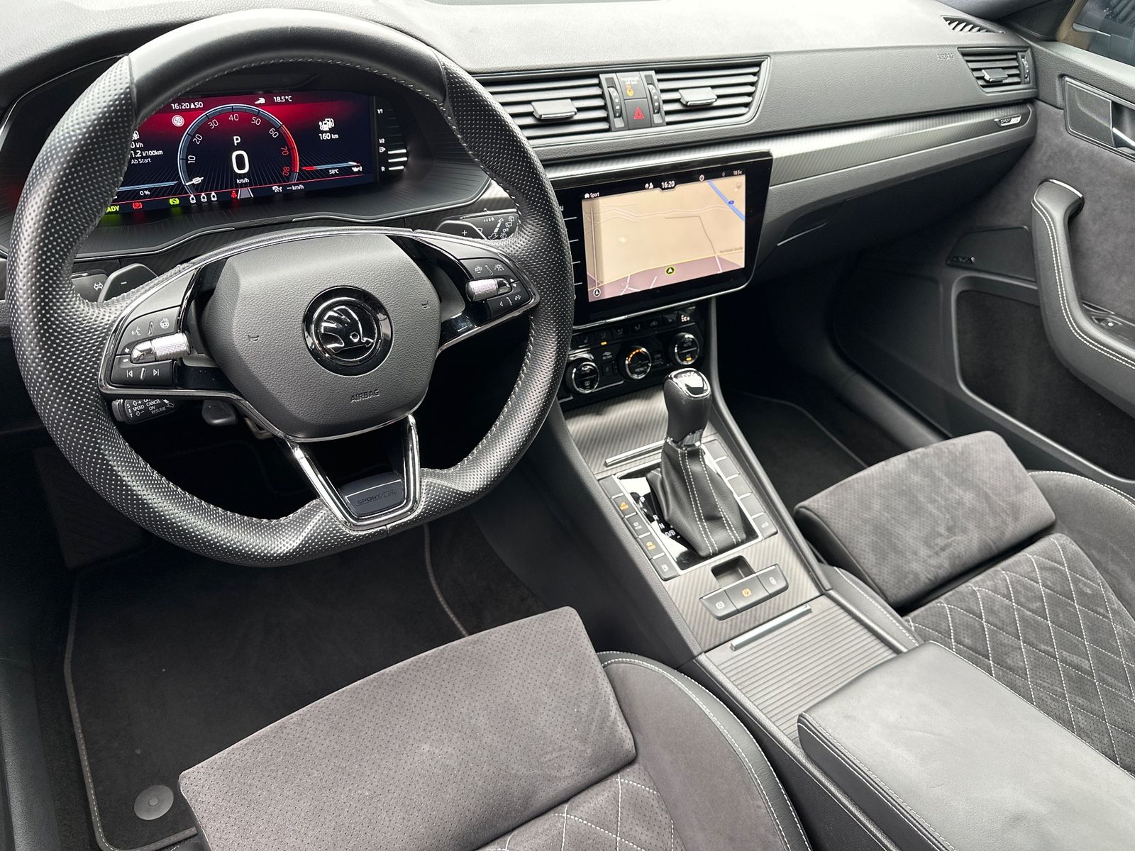 Fahrzeugabbildung SKODA Superb Combi 1.4 TSI iV DSG Sportline NAV+LED