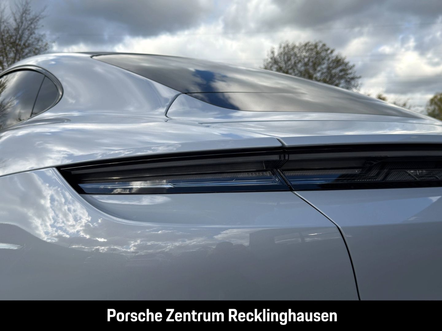 Porsche Taycan Black Edition SportDesign Paket Luftfeder foto 13
