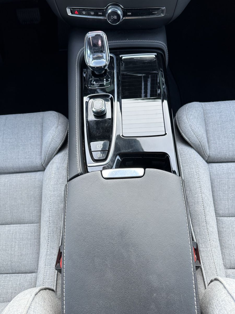 Fahrzeugabbildung Volvo V60 T6 Hybrid Plus Dark AWD NAV+LED+H&K+V-COCK
