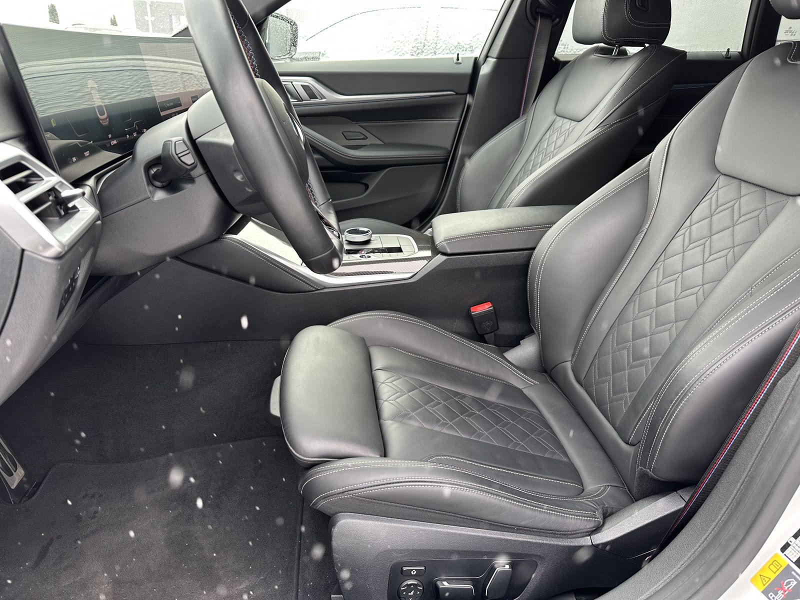 Fahrzeugabbildung BMW i4 M50 xDrive NAV+LEDER+ACC+AHK+360°+H&K+HEAD-UP