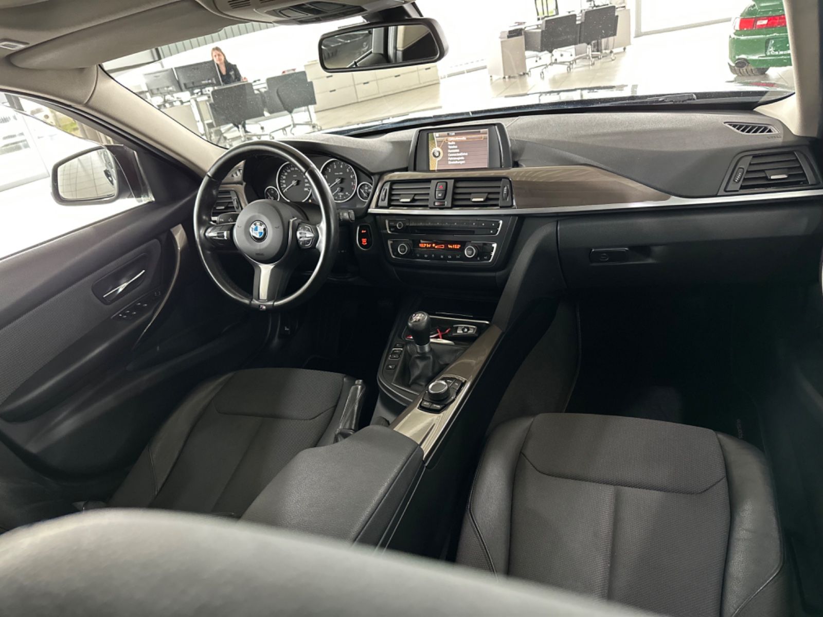 Fahrzeugabbildung BMW 320i Modern Line Glasdach PDC Klimaautomatik