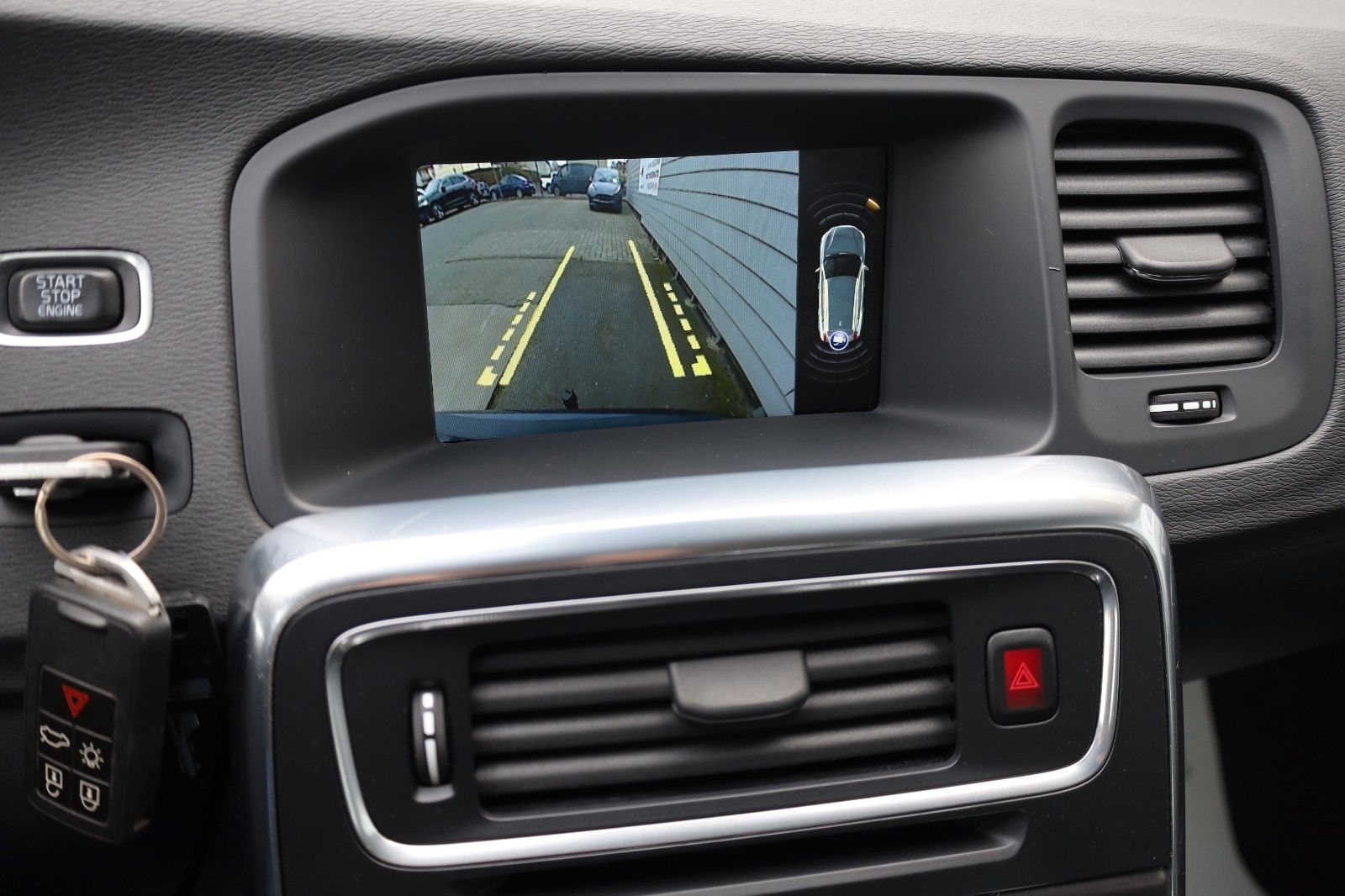 Fahrzeugabbildung Volvo V60 Kombi Momentum T.Leder,Navi,Xenon,Kamera,AHK