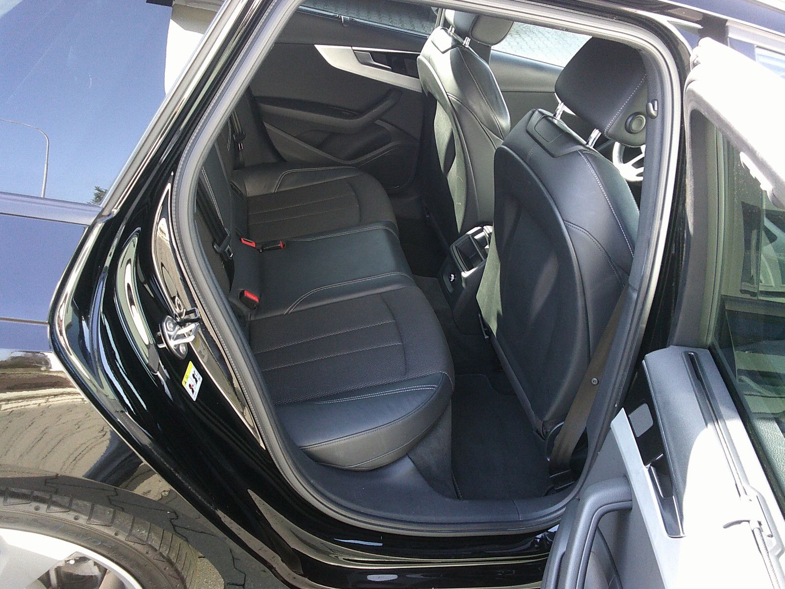 Fahrzeugabbildung Audi A4 Avant 40 TDI quattro S-Line