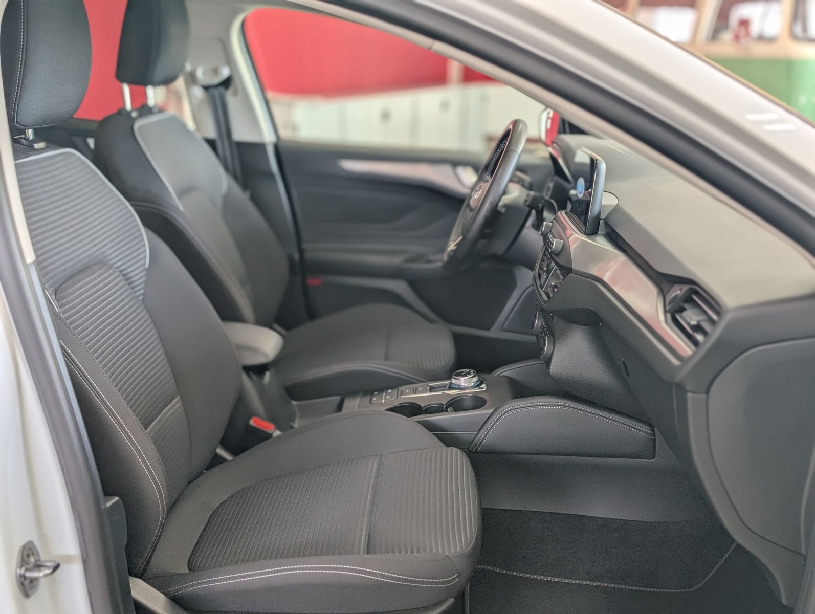 Fahrzeugabbildung Ford Focus Titanium X LED KAMERA SHZ AHK APPLINK TEMP