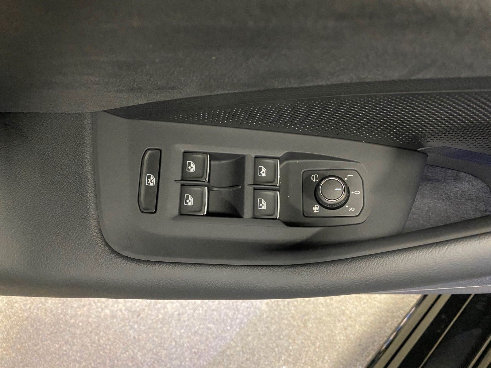 Fahrzeugabbildung Volkswagen Passat Variant 1.5 TSI R-Line+NAVI+MATRIX+AHK+