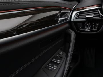 Fahrzeugabbildung BMW 530d xDr Tour Luxury Line ACC H/K Panorama DAB