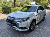 Mitsubishi Outlander PHEV Basis Spirit 4WD*Euro6*1 HAND* - Mitsubishi Outlander: Basis Spirit