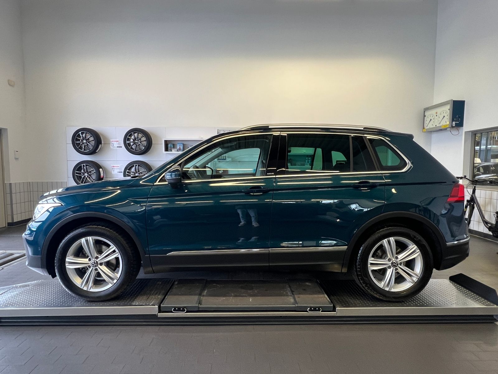 Fahrzeugabbildung Volkswagen Tiguan MOVE 1.5 TSI DSG *AHK, LED, Navi, 18"-LM*