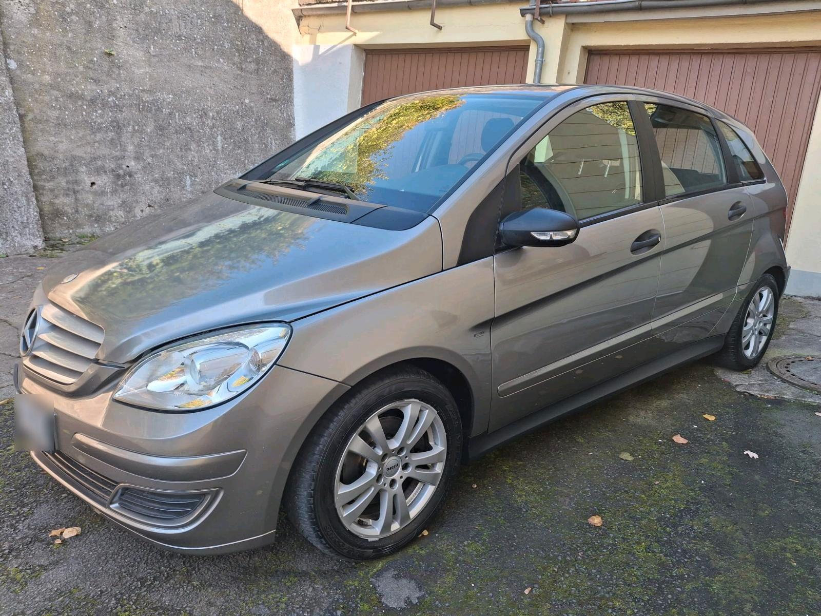 Mercedes-Benz B 180